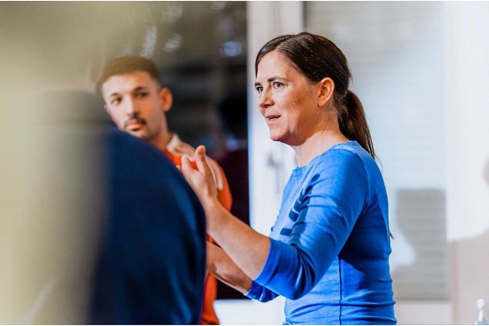 Kriminologin und Schiedsrichterforscherin Dr. Thaya Vester (re.) berichtete von zunehmender Gewalt gegen Schiedsrichter. Kriminologin und Schiedsrichterforscherin Dr. Thaya Vester (re.) berichtete von zunehmender Gewalt gegen Schiedsrichter.