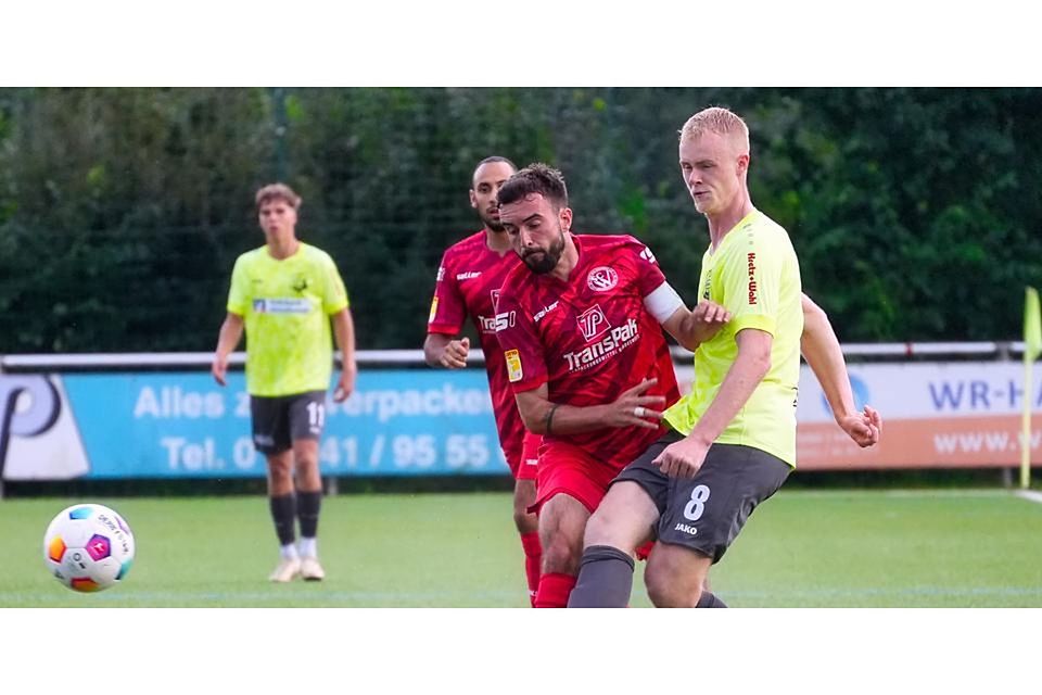 Kapitän Luis Stephan (l.) und der SC Waldgirmes zeigen in der Fußball-Hessenliga eine starke Vorstellung, verlieren am Ende aber knapp gegen den FC Bayern Alzenau. Kapitän Luis Stephan (l.) und der SC Waldgirmes zeigen in der Fußball-Hessenliga eine starke Vorstellung, verlieren am Ende aber knapp gegen den FC Bayern Alzenau. © PeB