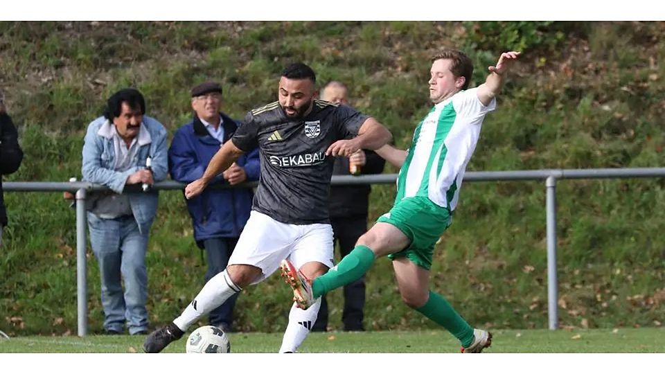 Der SSV Endbach/Günterod und Elias Bothe (r.) müssen gegen Vatanspor Dautphe und Orcun Aksöz eine Heimniederlage hinnehmen. © Jens Schmidt