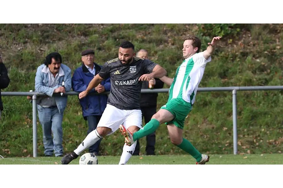 Der SSV Endbach/Günterod und Elias Bothe (r.) müssen gegen Vatanspor Dautphe und Orcun Aksöz eine Heimniederlage hinnehmen. © Jens Schmidt