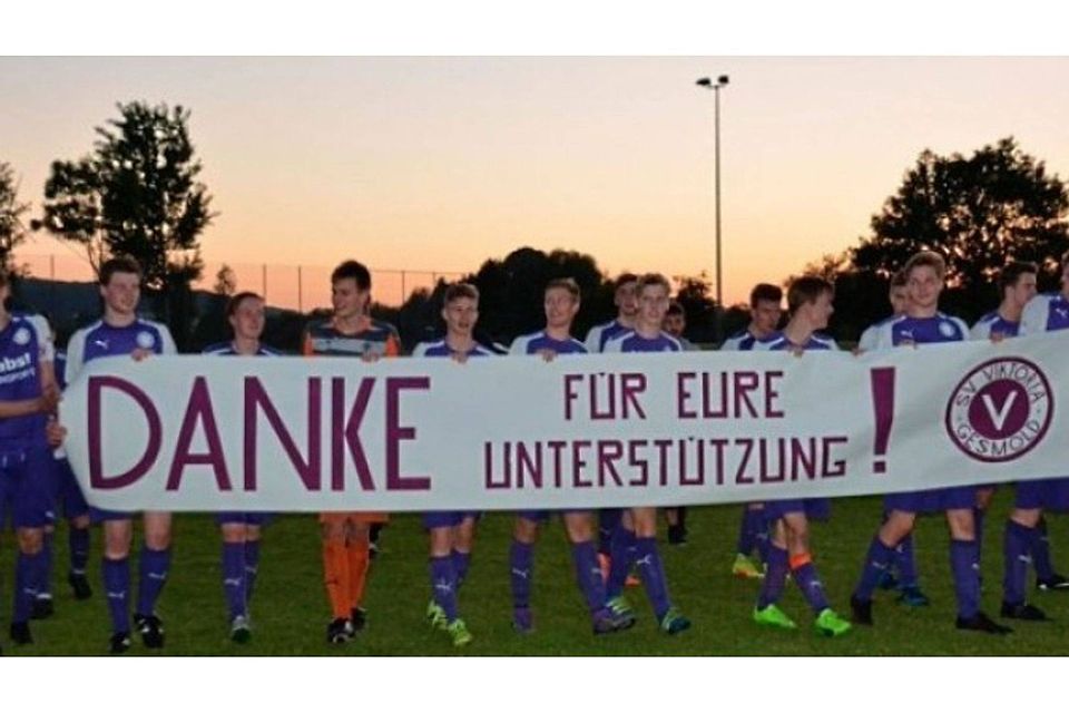Nach dem Landesligaspiel bedankte sich die Gesmolder A-Jugend bei den Zuschauern für die Unterstützung. Foto: Viktoria Gesmold