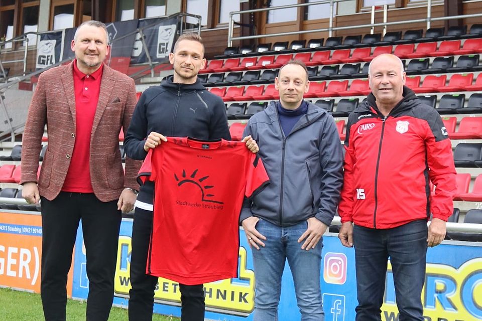 Sebastian Schulik (zweiter von links) soll beim VfB Straubing für die notwendigen Tore sorgen
