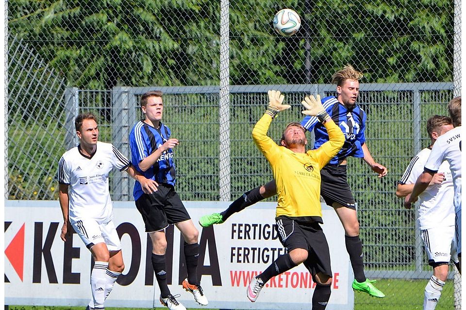 Ein Torfestival bekamen die Zuschauer am Weidener Wasserwerk zu sehen, wo die U19 der SpVgg SV (schwarz-blaues Trikot) den Bezirksligaabsteiger SVSW Kemnath nach einem 2:4-Rückstand noch mit 6:4 besiegen konnte. F: Nachtigall