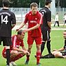 Die siegreichen Spieler des FC Memmingen (rote Trikots) waren nach dem 3:2-Sieg ausgepumpt, den Wertingern ? rechts Nicolas Korselt ? war die Enttäuschung ins Gesicht geschrieben.  Foto: Olaf Schulze