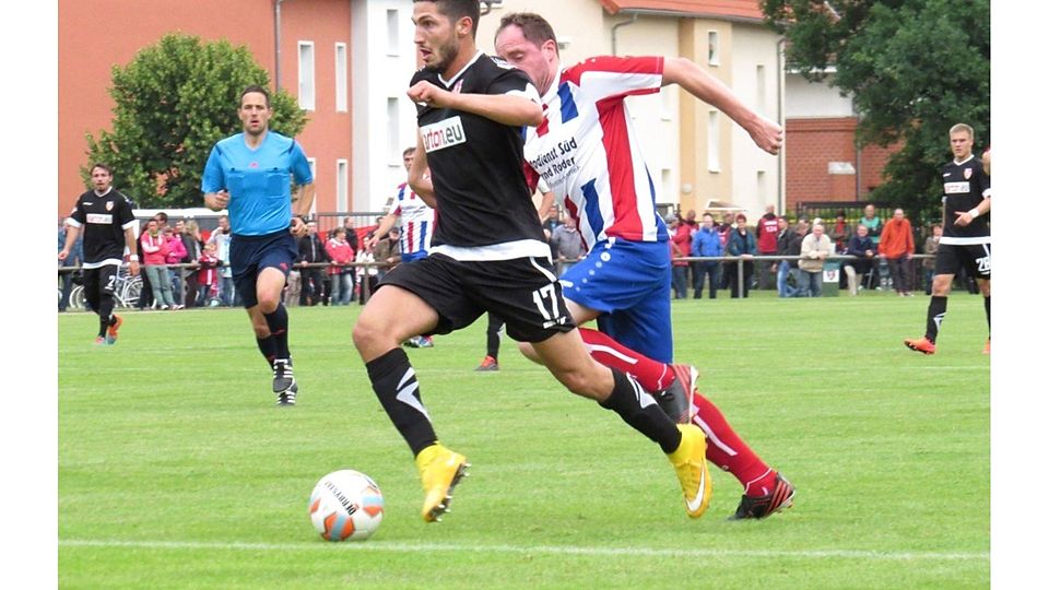 Fabio Kaufmann (am Ball) gab in Spremberg sein Debüt für den FCE. F.: Voigt