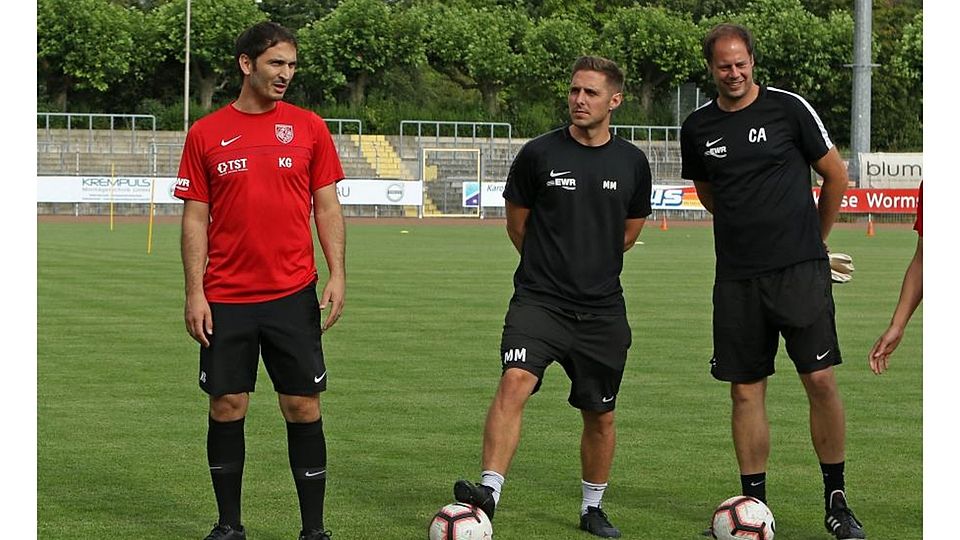 Maximilian Mehring (Mitte) übernimmt im Sommer das Cheftrainer-Posten bei der Wormatia, für die er bereits als Spieler und als Co-Trainer unter Kristjan Glibo (links) fungierte. Rechts, der aktuelle Co- und Torwarttrainer Christian Adam.	