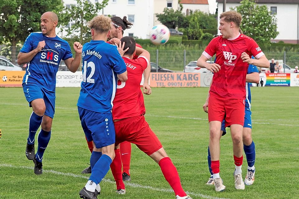 Jannis Weißbecker (rechts) verlor  mit der SSV Höchstädt das Heimspiel gegen die SG Alerheim und braucht am letzten Spieltag Schützenhilfe, um den direkten Abstieg zu verhindern.