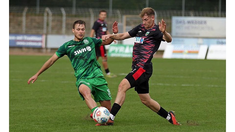 Wichtige Spiele vor der Brust: Wormatia-Abwehrspieler Luca Baderschneider (rechts) und Engers-Spieler Vadym Semchuk sind am Wochenende gegen starke Gegner gefordert.	Archivfoto: Christine Dirigo / pakalski-press