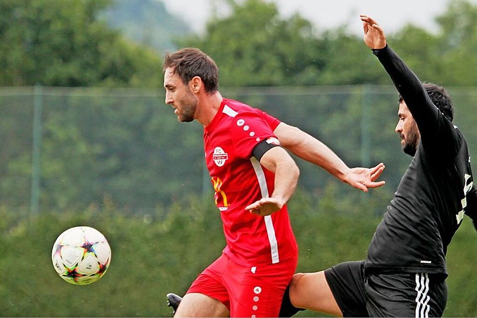 Überzeugte als Spielmacher im Wallbacher Mittelfeld: Dominik Bitzenhofer (links) holte mit seiner Mannschaft einen Zähler in Steinen-Höllstein.  | Foto: Matthias Konzok