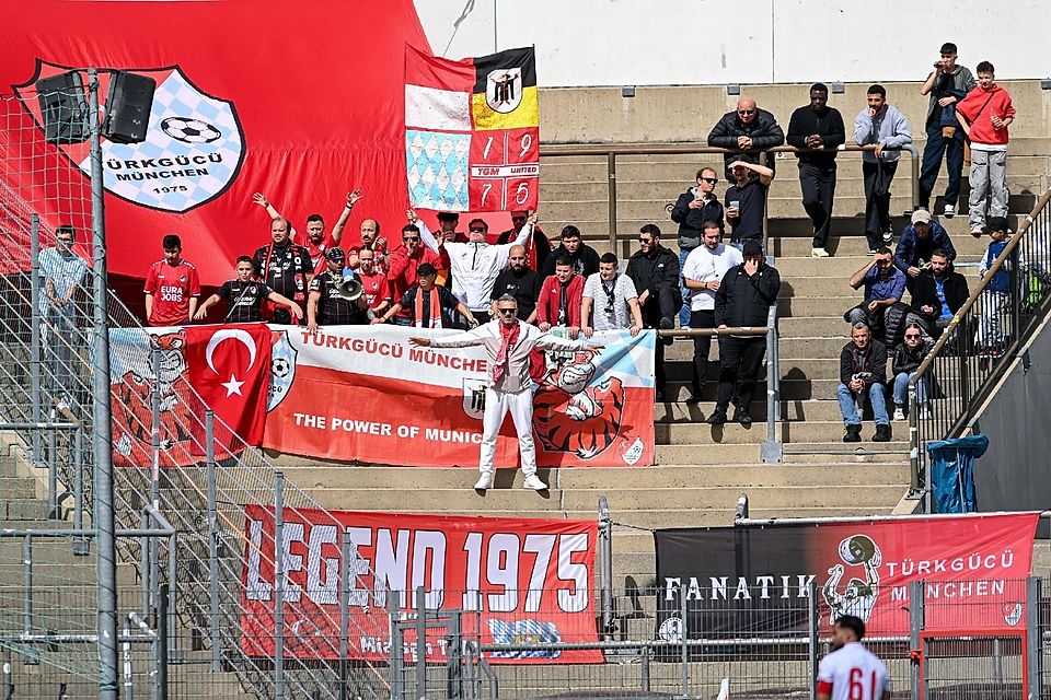 Fans von Türkgücü München, Fans, Publikum, Zuschauer, Stimmung, Atmosphäre, Stadion, 29.04.2023, Unterhaching (Deutschla