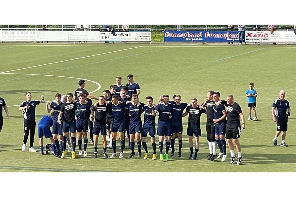  Mit dem Sieg im Rücken lässt es sich deutlich besser feiern: Der FC Burgsolms steigt in die Verbandsliga auf. (© Felix Leyendecker) 