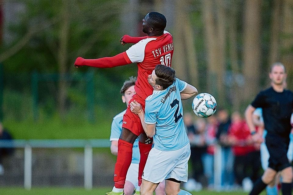 Hoch hinaus wollen die Fußballer des TSV Venne um Torjäger Tardeli Malungu – hier gegen die SG Ostercappeln: Der Kreisligameister bestreitet sein erstes Spiel der Aufstiegsrunde gegen Fürstenau.