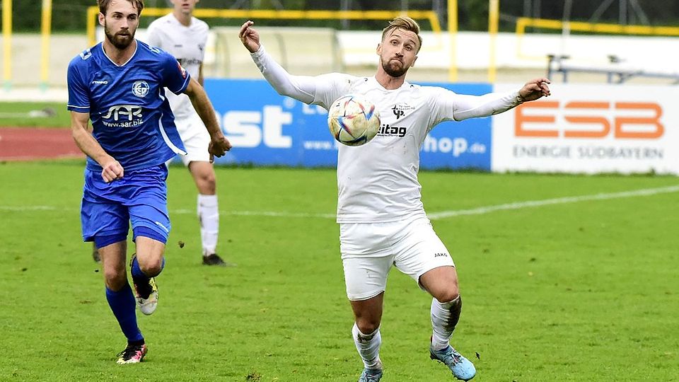 Wiedersehen macht Freude: Beim Derby Burglengenfeld gegen Parsberg trifft nicht nur Parsbergs Michael Reinwald (am Ball) auf seine ehemaligen Weggefährten.