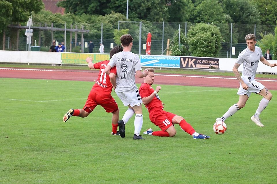 Umkämpfte Partie: Hier nimmt es der Gündinger Florian Riedl (Nummer 3) gleich mit zwei Dachauern auf (Enis Kavkazi, links, und Benedikt Blank).