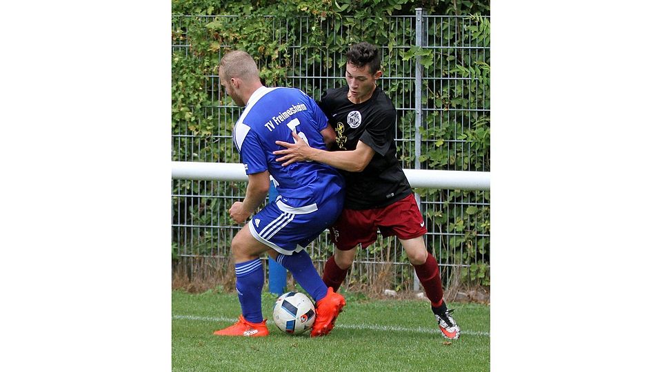 Jetzt mach‘ mal Platz: Kevin Borlinghaus (rechts) von der SG Eintracht Herrnsheim schiebt Freimersheims Dennis Bergander weg. Heute Abend ist er in Mauchenheim zu Gast.