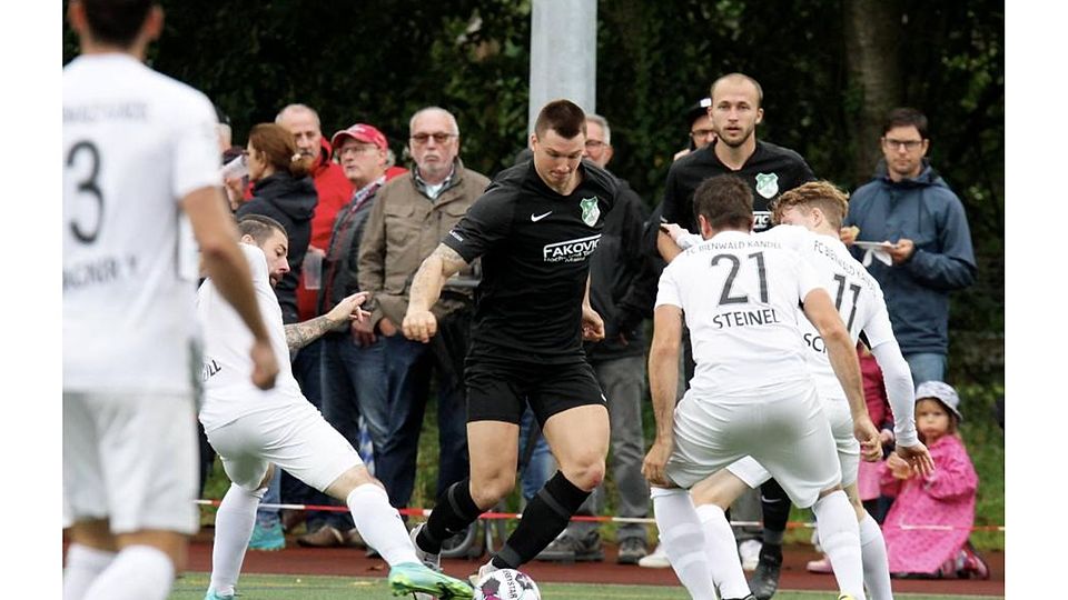 Mit drei Gegenspielern nimmt es Marienborns Leon Walter auf. Fotos: hbz/Jörg Henkel