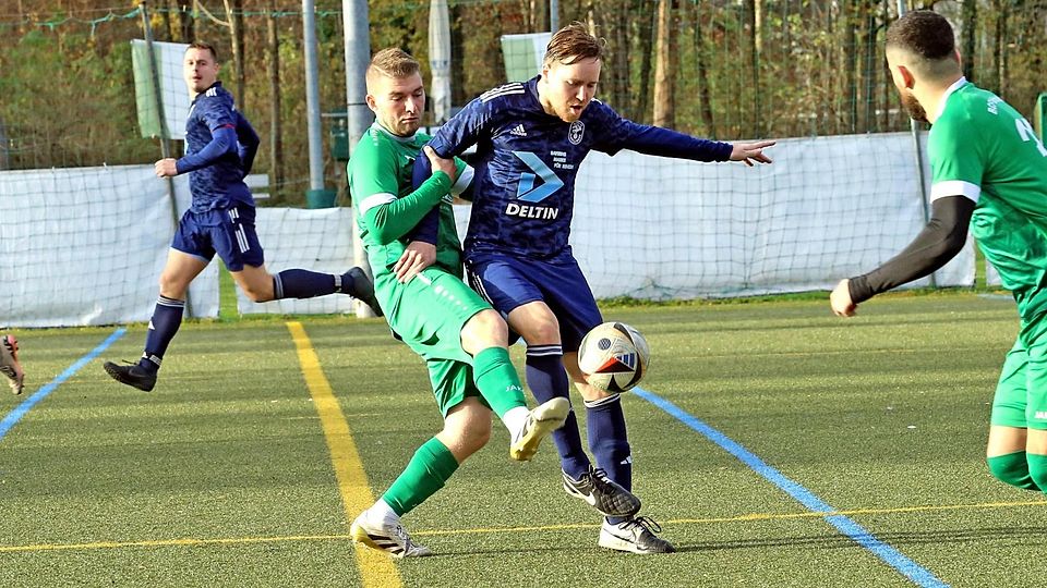 Da war mehr möglich: Denklingens Lukas Greif ( in Blau, im Duell mit BCF-Mann Lukas Hintermeier) scheiterte mehrfach am Torwart der Wolfratshausener.