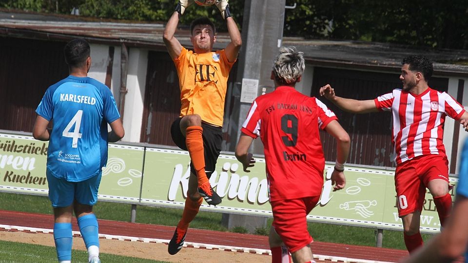 Eintracht-Keeper Moritz Witt packt zu, er hielt seinen Kasten gegen Dachau 1865 II sauber.