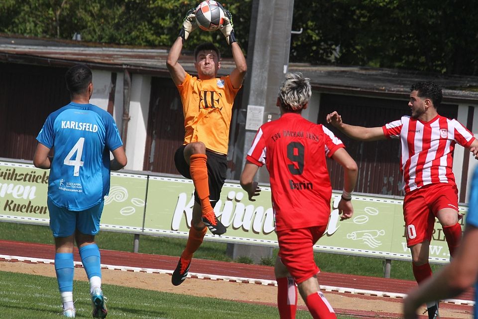 Eintracht-Keeper Moritz Witt packt zu, er hielt seinen Kasten gegen Dachau 1865 II sauber. Eintracht-Keeper Moritz Witt packt zu, er hielt seinen Kasten gegen Dachau 1865 II sauber.