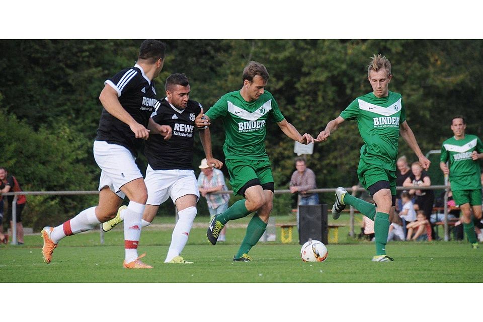 Steck (rechts, Neenstetten) erzielte zwei Tore in Folge zum 4:2-Sieg gegen den VfL Ulm.Foto: APPRICH 