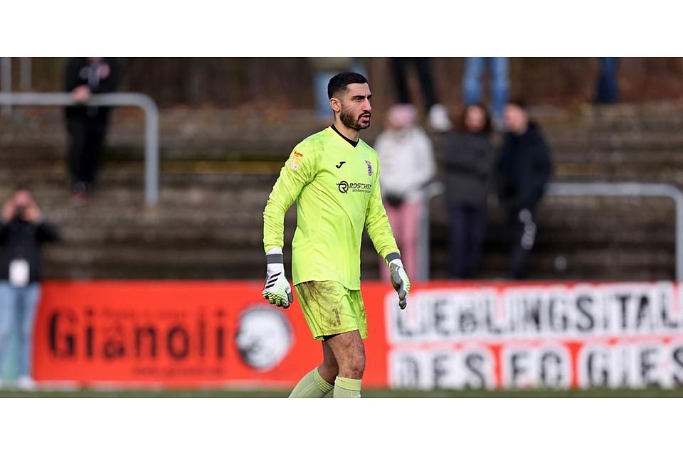 Muss bei der U21 von Eintracht Frankfurt dreimal hinter sich greifen: Bilal Zabadne vom Fußball-Regionalligisten FC Gießen. Muss bei der U21 von Eintracht Frankfurt dreimal hinter sich greifen: Bilal Zabadne vom Fußball-Regionalligisten FC Gießen. © Oliver Vogler Muss bei der U21 von Eintracht Frankfurt dreimal hinter sich greifen: Bilal Zabadne vom Fußball-Regionalligisten FC Gießen. Muss bei der U21 von Eintracht Frankfurt dreimal hinter sich greifen: Bilal Zabadne vom Fußball-Regionalligisten FC Gießen. © Oliver Vogler