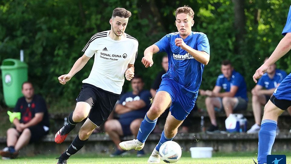 Seinen höchsten Kreisliga-Sieg seit über zehn Jahren feierte der FC Pielenhofen-Adlersberg (in Blau, hier gegen Undorf) im Heimduell mit dem FC Jura.