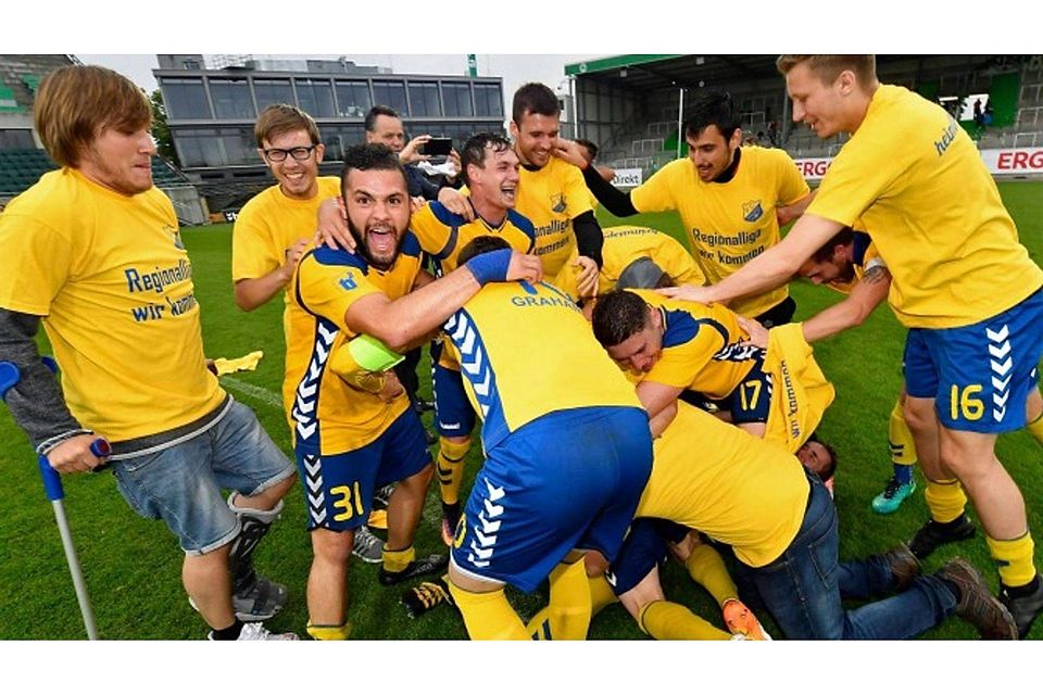 Nach 120 Minuten brachen alle Dämme: Ausgelassen feierten die Pipinsrieder den Aufstieg in die Regionalliga. Foto: Zink