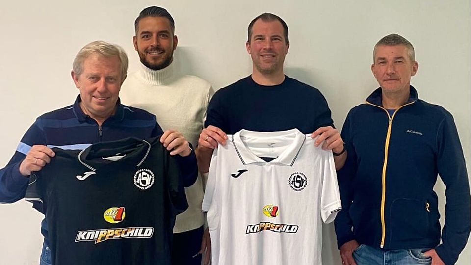 Eppelheims neuer Trainer Markus Schmid (2.v.r) mit Achim Scharwatt (l.), Gio Vitali (2.v.l.) und Andreas Stephan.