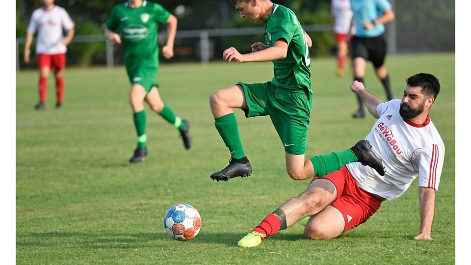 Übersteiger: Der SV Hahn (oben Ben Milojevic) setzte sich im entscheidenden Spiel der Stadtmeisterschaft gegen die FTG Pfungstadt (unten Matthias Zall) durch.