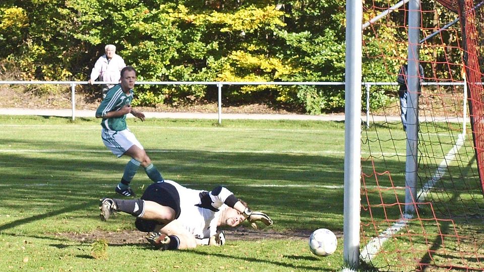 Anders als bei den beiden letzten Duellen in der Saison 2011/12, als der FSV Weißenbrunn in beiden Spielen den Sieg davontrug, hoffen Leinburgs Torhüter Jörg Helmecke und Dominik Raab, dass der Sieg diesmal auf ihrer Seite ist. Foto: M.K.
