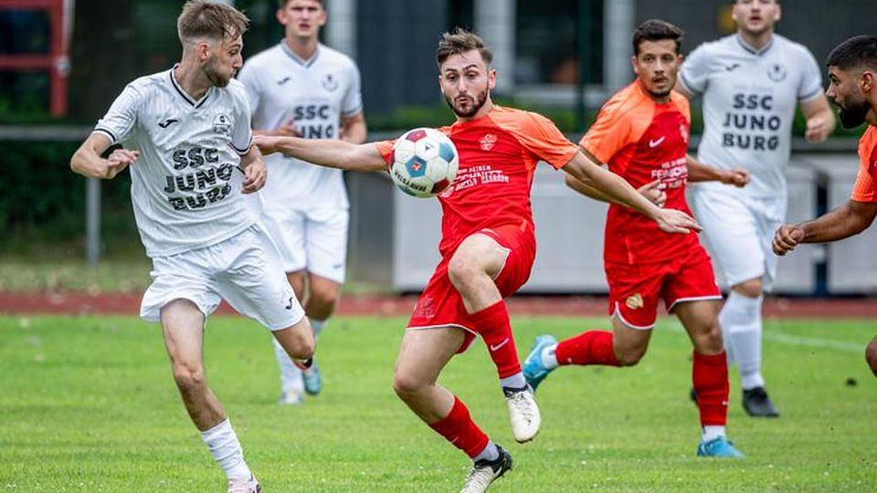 Melih Kahveci (Mitte) und die Mannschaft von Türk Ata/Türkgücü Wetzlar brauchen in der Fußball-Gruppenliga eine Weile, um in Form zu kommen. Tim Junker (l.) und der SSC Burg haben dieses Problem nicht und führen die Tabelle souverän an. © Jenniver Röczey