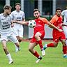 Melih Kahveci (Mitte) und die Mannschaft von Türk Ata/Türkgücü Wetzlar brauchen in der Fußball-Gruppenliga eine Weile, um in Form zu kommen. Tim Junker (l.) und der SSC Burg haben dieses Problem nicht und führen die Tabelle souverän an. © Jenniver Röczey