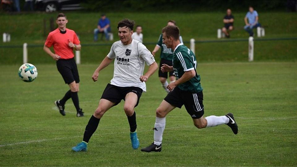 Johannes Gies (rechts) will mit den Sportfreunden Oberau am Donnerstag in Oberrodenbach mit Erfolg in die Relegation zur Grupenliga starten.  	Foto: sen