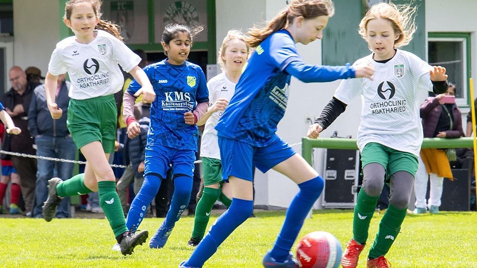Stolz auf den Nachwuchs: Starke Mädchenteams zeigt der TuS Holzkirchen (weiß) unter anderem beim Merkur CUP.