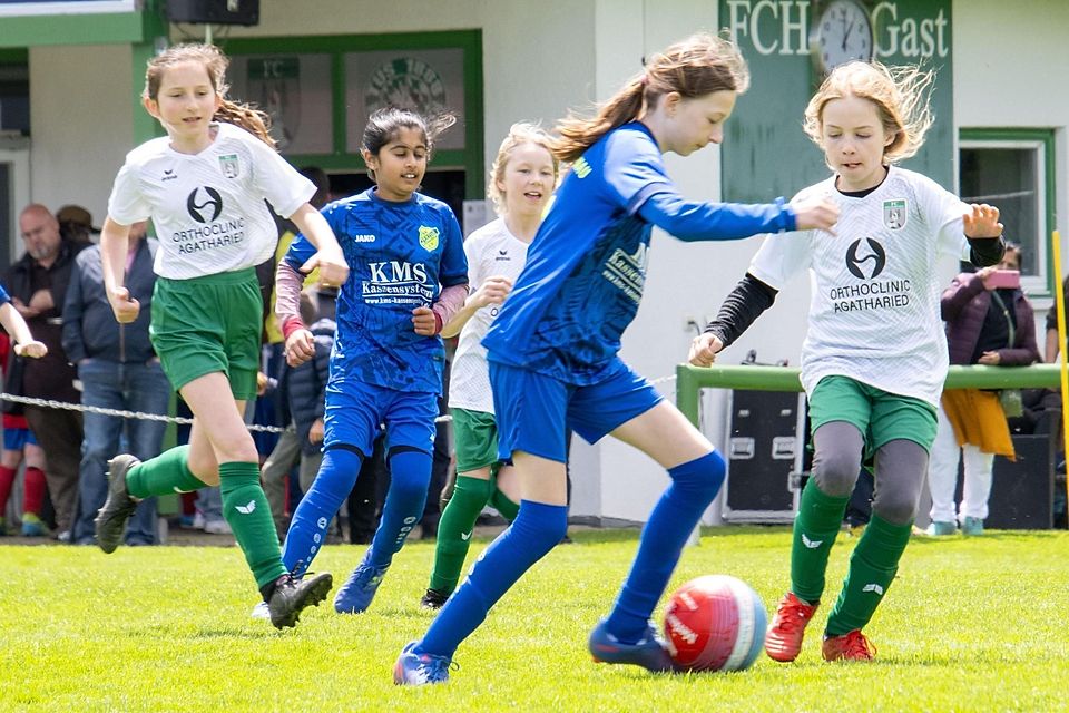 Stolz auf den Nachwuchs: Starke Mädchenteams zeigt der TuS Holzkirchen (weiß) unter anderem beim Merkur CUP. Stolz auf den Nachwuchs: Starke Mädchenteams zeigt der TuS Holzkirchen (weiß) unter anderem beim Merkur CUP.