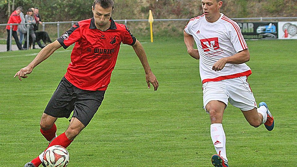 Reicht kurz vor Jahreswechsel seine Kündigung ein: Affings Spielertrainer Metin Bas (links).  Foto: Reinhold Rummel