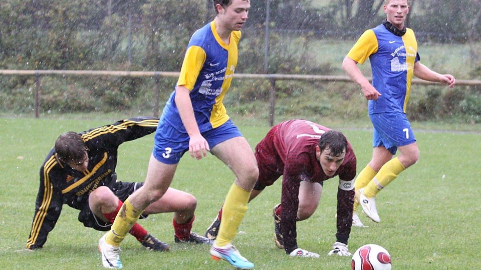 Ausrutscher auf der Alm: Links Willinger Steffen Buttweck gegen die Masasenhäuser  Daniel Roschanski, Lars und Hendrik Gutmann