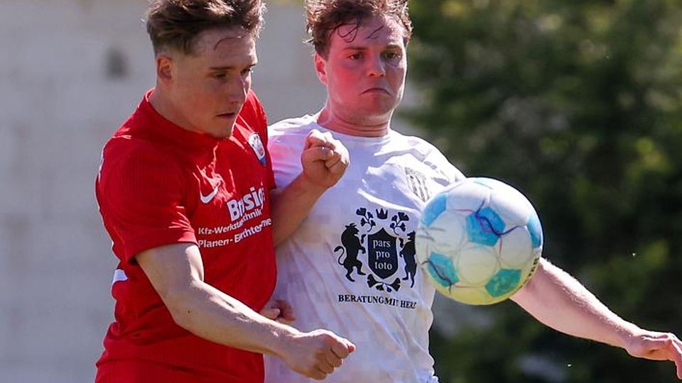 Auf Ballhöhe: Die SSV Brensbach (links Maurice Silhanek, hier im Zweikampf mit Pascal Fuhlbrügge von Hassia Dieburg) will auch in der kommenden Saison der Kreisoberliga eine starke Rolle spielen. © Joaquim Ferreira