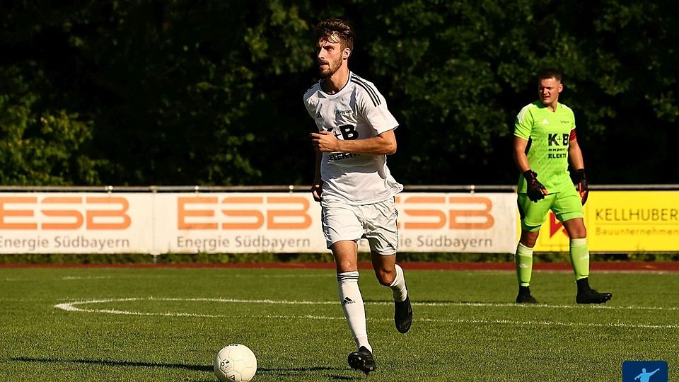 Die SpVgg Lam um Keeperr Max Weber (im Hintergrund) und Abwehrchef Daniel Gschwendtner hielt den FC Sturm Hauzenberg mit 1:0 in Schach