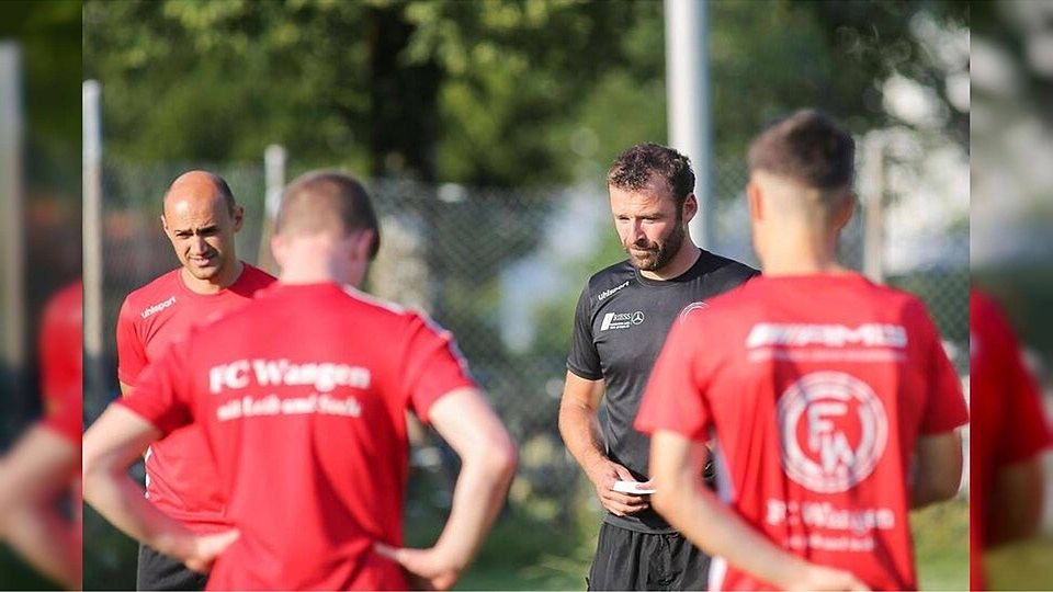 Jetzt also doch: Nach vier Jahren nimmt Trainer Adrian Philipp (Zweiter von rechts) Abschied vom Verbandsligisten FC Wangen. Archivfoto: Josef Kopf
