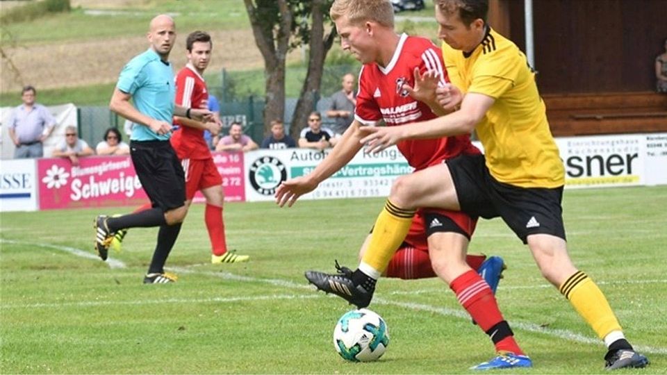 Punktet der SV Ihrlerstein (in rot) gegen den SV Ettenkofen, bleiben die Brandler und der FC Leibersdorf (in gelb) in der Kreisliga. Archivfoto: Kahler