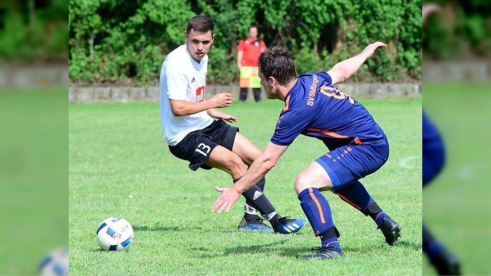 Der Vorjahressieger SV Ringschnait (hinten) bezwang in Mettenberg im Spiel zum Platz drei den SV Stafflangen. Foto: Georg Kliebhan