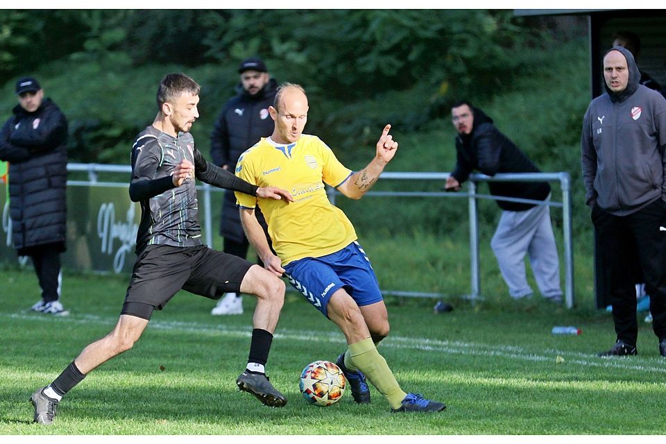 Burhan Bayat (links) gegen Grettstadts Spielertrainer Florian Hetzel