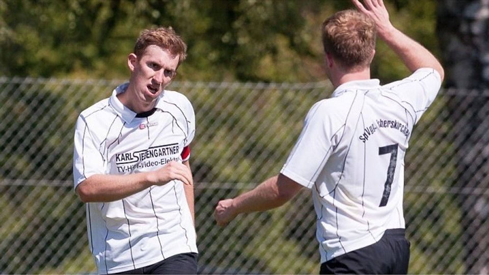 "Gib mir fünf!" Bei der SpVgg Haberskirchen um Kapitän Florian Zeilmeier läuft es aktuell wie am Schnürchen. F: Becherer