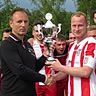 Und wieder kein Saspower Siegerfoto: Stattdessen nimmt VfB-Kapitän Martin Rinza den Pott in Empfang. .F: Voigt