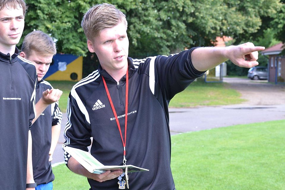 Vincent Manthey organisierte den 1. Referees Day an der Jevenau und erklärt die erste Fitnessübung