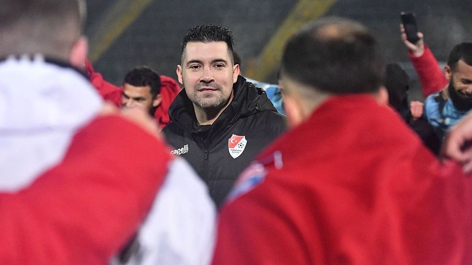 Trainer Alper Kayabunar im Kreis nach Türkgücüs zweitem Saisonsieg gegen den FC Augsburg II.