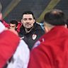 Trainer Alper Kayabunar im Kreis nach Türkgücüs zweitem Saisonsieg gegen den FC Augsburg II.