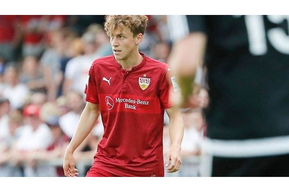 Der 18-jährige A-Junior David Grözinger aus Rottenacker musste nicht überlegen, als das Angebot kam, mit dem Profi-Team des VfB Stuttgart zum Freundschaftsspiel nach Biberach zu fahren. 45 Minuten kam er gegen den SV Ringschnait zum Einsatz.  SZ-Foto: Volker Strohmaier