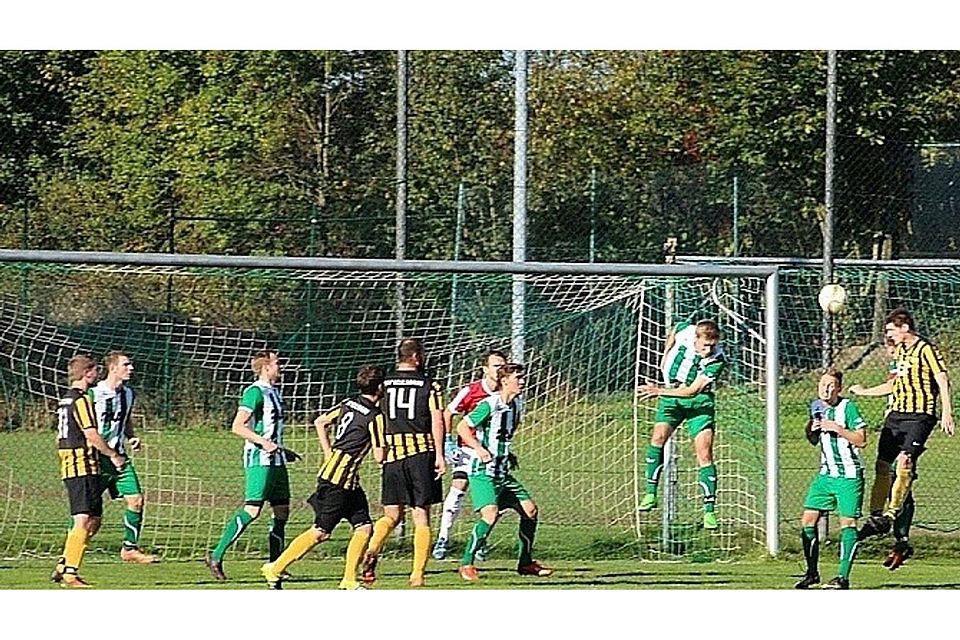 Der FC Weiden-Ost (in grün-weiß) hat die schwere Aufgabe vor sich, beim Meister SV Kulmain antreten und diesem alle Punkte abnehmen zu müssen (unser Bild stammt vom Hinspiel in Weiden).  F: Meyer